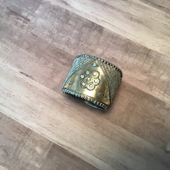 Gold cuff bracelet with rhinestones - Picture 2 of 6